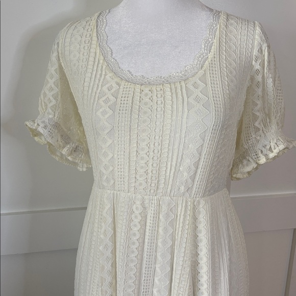 torrid Dresses & Skirts - Torrid Cream Lace Maxi Dress in size 00/M-L new with tags